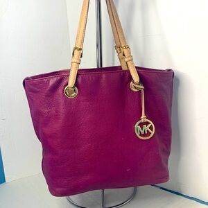 Michael Michael Kors jet set tote in Raspberry